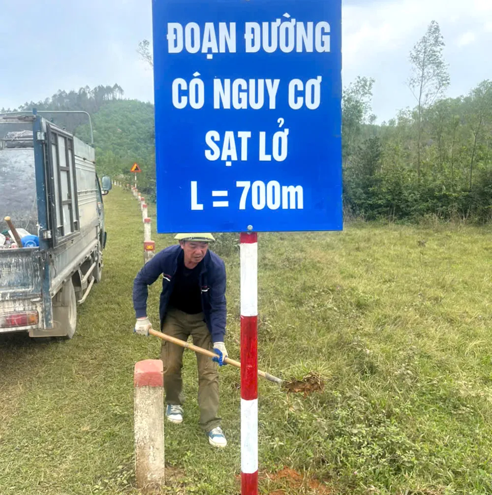 Funksjonelle enheter setter opp varselskilt for kystveier med fare for jordskred. z7304098465461_b7e4079add68142010cb63768da031c3.jpg