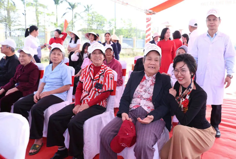 Tại lễ khởi công, nhiều người dân phấn khởi chờ đợi ngôi nhà mới sớm hoàn thành 