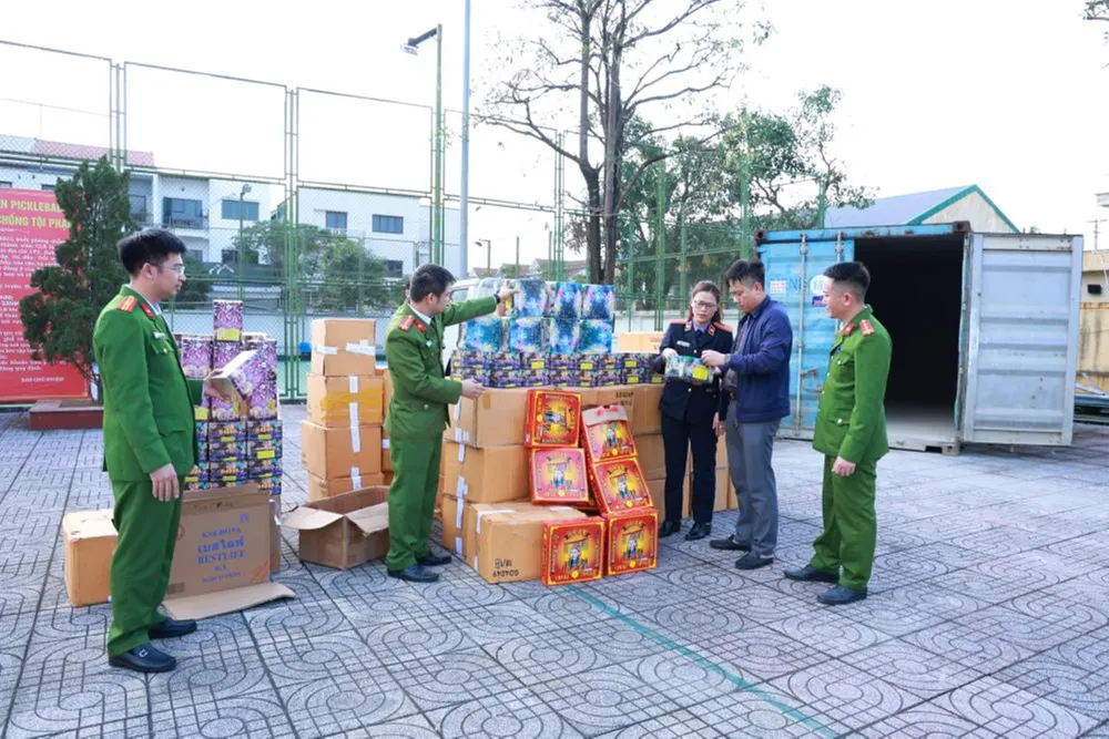 Lực lượng chức năng kiểm tra tang vật pháo các loại bị thu giữ