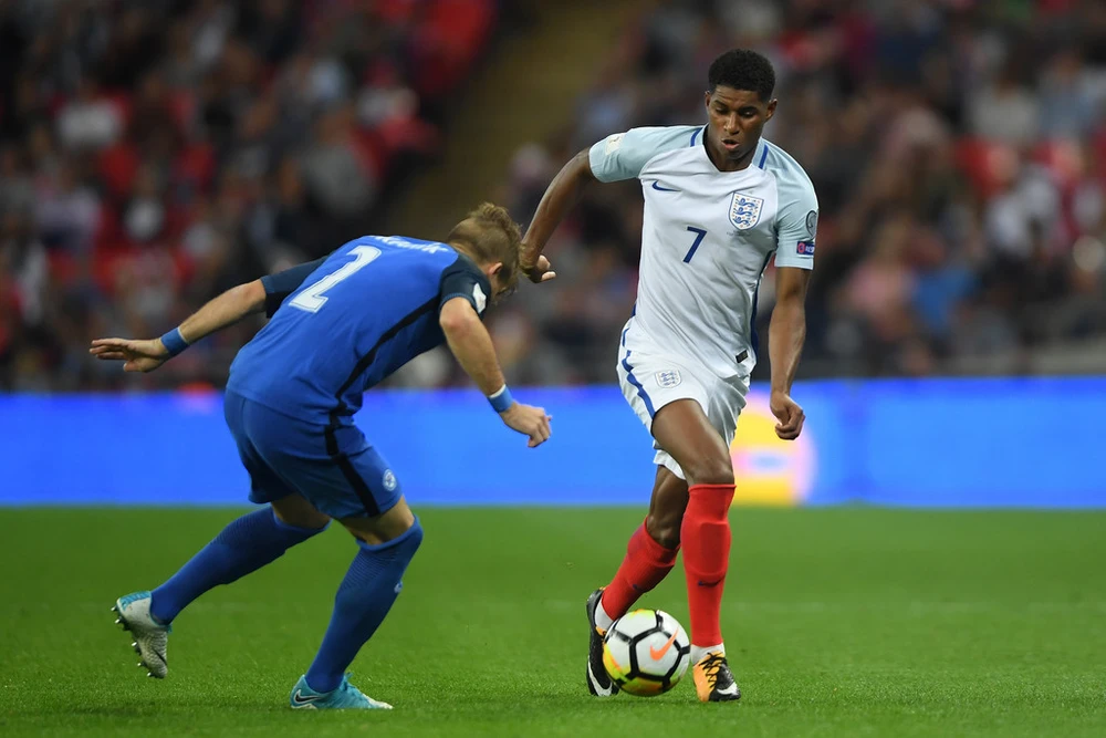 Rashford (phải) vượt qua hàng phòng ngự Slovakia.