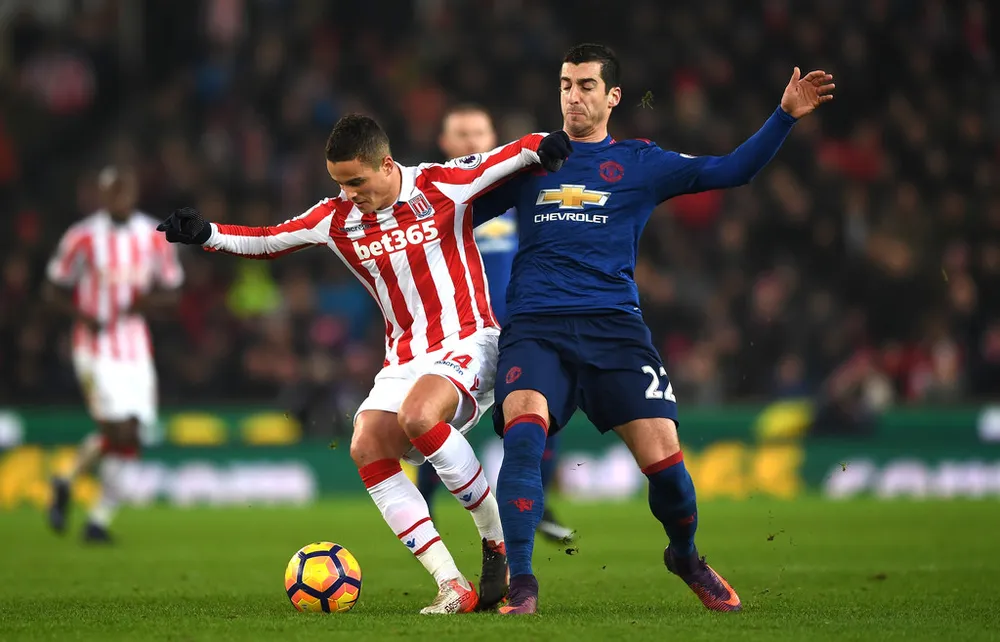 Man.United (phải) tự tin thay đổi kết quả buồn tại Stoke City.