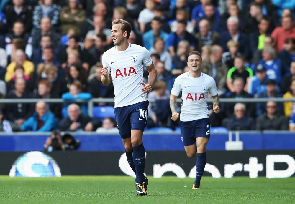 Harry Kane vui mừng khi chạm cột mốc 100 bàn. Ảnh: Getty Images