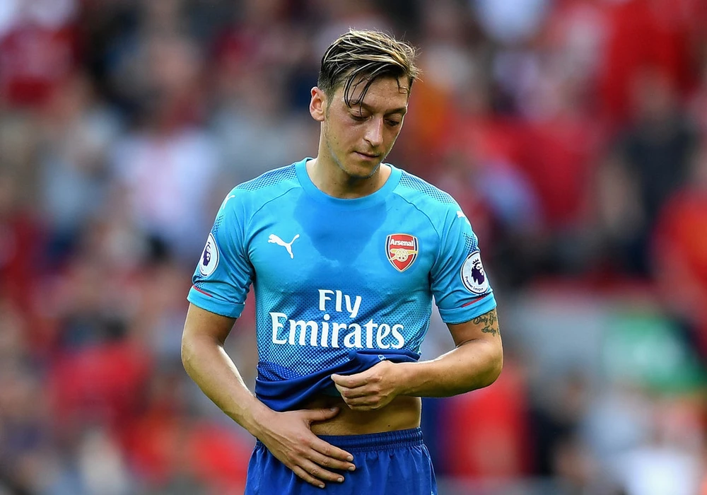 Đây là hình ảnh thường thấy nhất của Mesut Oezil ở mùa này. Ảnh: Getty Images