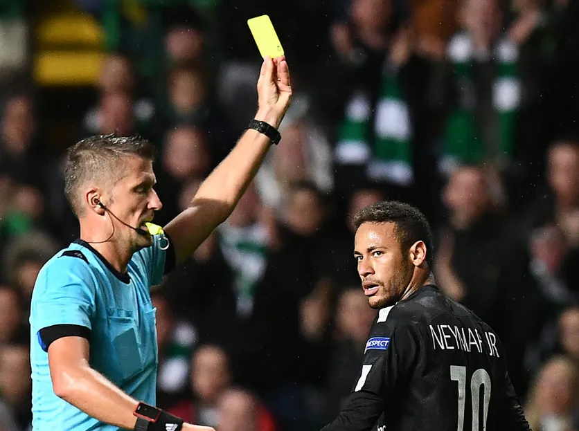  Neymar phải nhận thẻ vàng vì hành động ngã vờ. Ảnh Getty Image