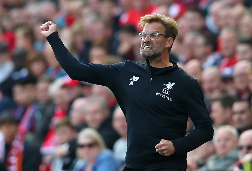 Jurgen Klopp không giữ được bình tĩnh bên ngoài sân. Ảnh: Getty Images