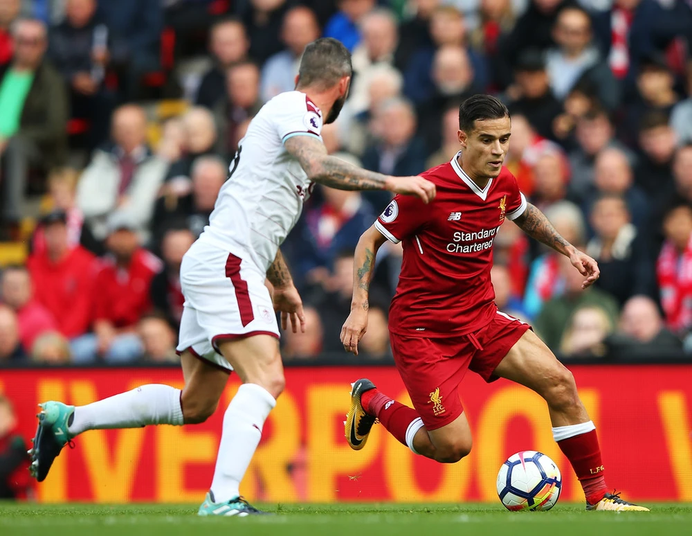 Philippe Coutinho (phải) trở lại ở trận hòa Burnley. Ảnh: Getty Images