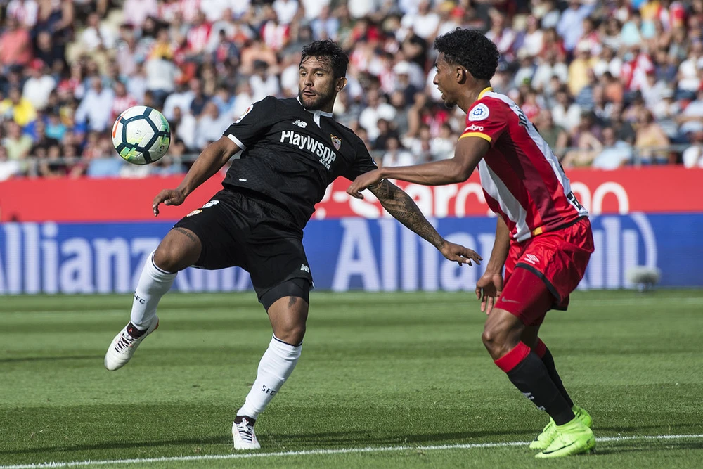 Sevilla (trái) vất vả vượt qua Girona. Ảnh: Getty Images