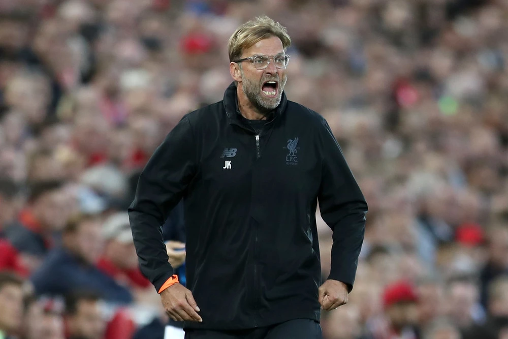 Hình ảnh quen thuộc của Jurgen Klopp là những lần thúc giục tấn công. Ảnh: Getty Images