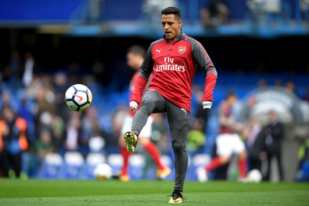 Alexis Sanchez thất vọng khi bị gạt lên ghế dự bị ở trận hòa Chelsea mới đây. Ảnh: Getty Images