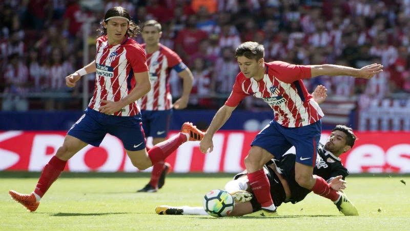 Atletico (đỏ trắng) vượt qua Sevilla. Ảnh: Getty Images