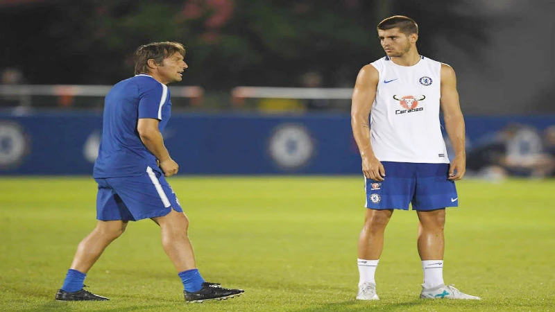 HLV Antonio Conte và Morata trên sân tập. Ảnh: Getty Images