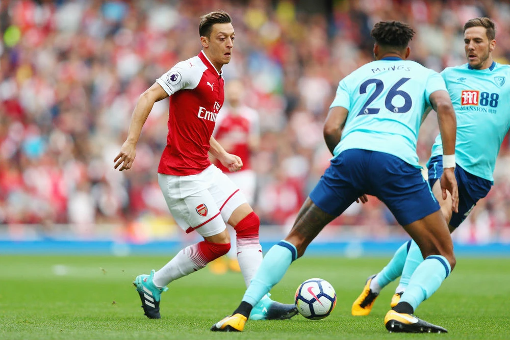 Mesut Oezil (trái) tin chỉ có HLV Jose Mourinho mới giúp anh tìm lại hạnh phúc chơi bóng cũng như thành công. Ảnh: Getty Images