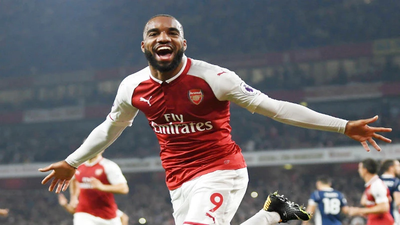 Alexandre Lacazette mừng cú đúp đầu tiên tại bóng đá Anh. Ảnh: Getty Images