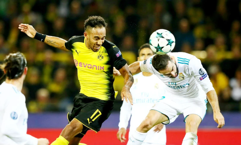 Dortmund (trái) hy vọng sẽ nhanh chóng quên đi thất bại trước Real Madrid (1-3) để tập trung cho mục tiêu giành chiến thắng trước Augsburg. Ảnh: Getty Images 