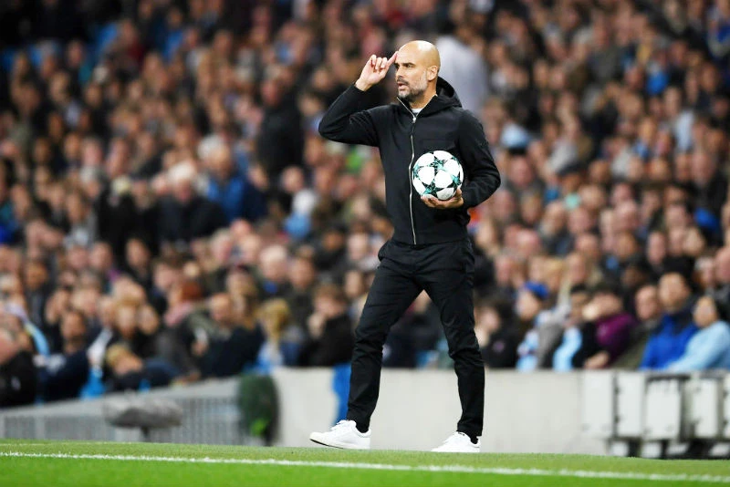 Pep Guardiola trong khoảnh khắc yêu cầu cầu thủ của mình chơi bóng tư duy. Ảnh: Getty Images