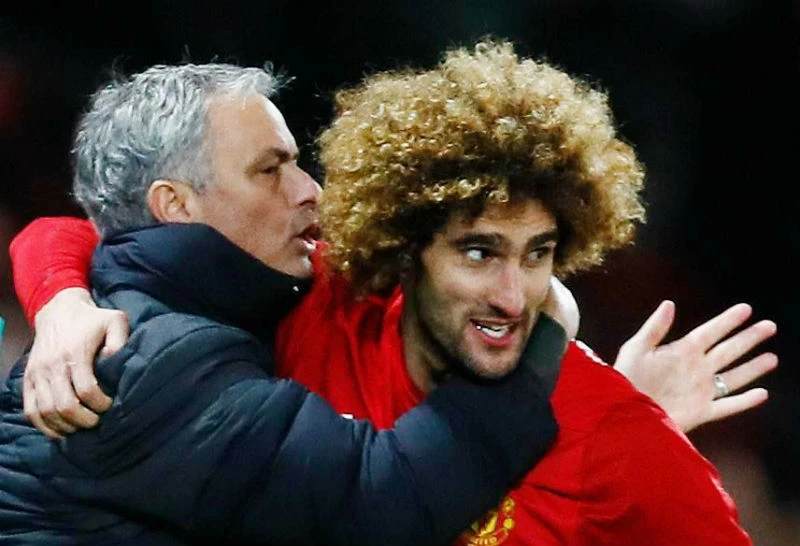 Marouane Fellaini (phải) mới đây cũng nguyện “sống chết” vì Jose Mourinho. Ảnh: Reuters