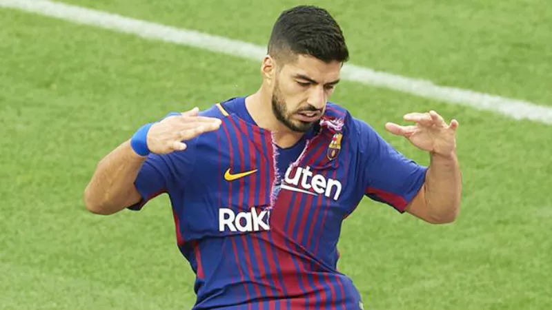Suarez xé áo sau trận đấu với Las Palmas. Ảnh: Getty Images