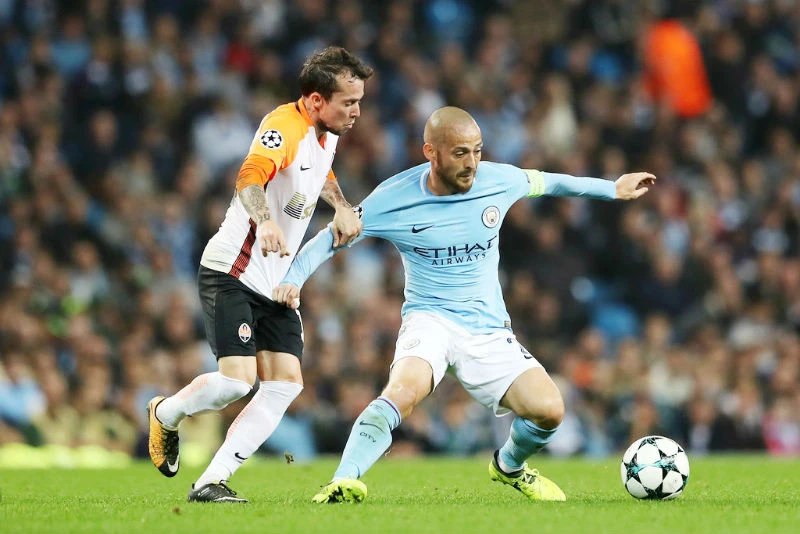 David Silva (phải) đang khẳng định anh xứng đáng với hợp đồng mới. Ảnh: Getty Images 