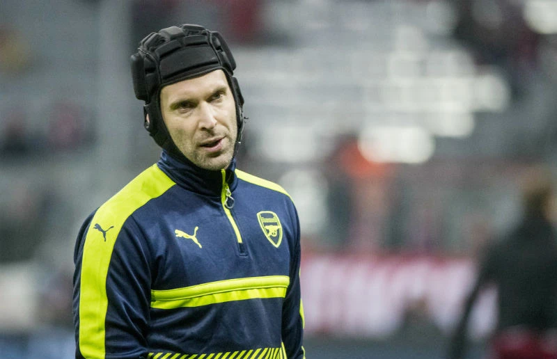 Petr Cech là nạn nhân của một trong những pha va chạm kinh khủng nhất. Ảnh: Getty Images 