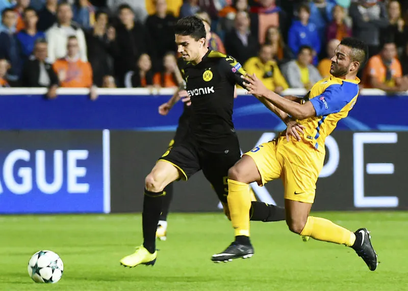 Dortmund (trái) có thể mất ngôi đầu bảng trong trường hợp họ không giành được chiến thắng tại Frankfurt. Ảnh: Getty Images 