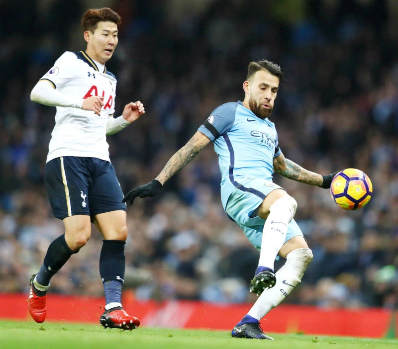 Nicolas Otamendi (phải) chói sáng và đã làm vơi đi nỗi lo mất Vincent Kompany. Ảnh: Getty Images 