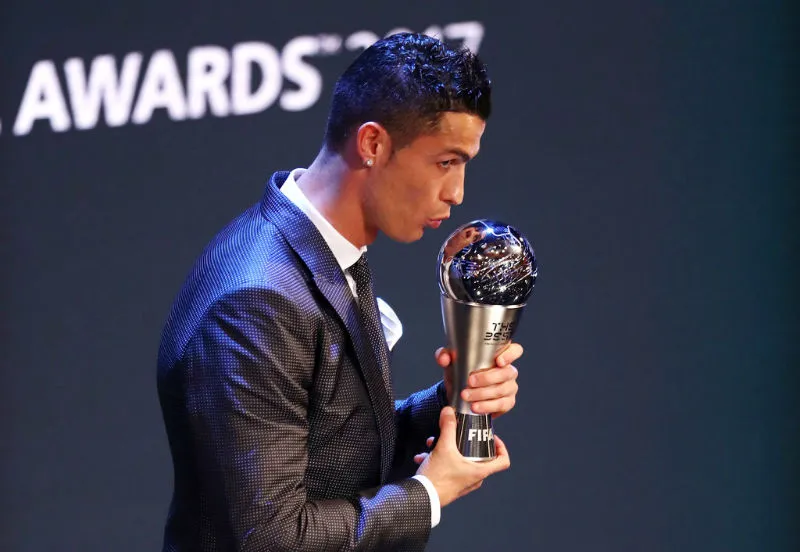 Cristiano Ronaldo hạnh phúc bên Best FIFA 2017. Ảnh: Getty Images 