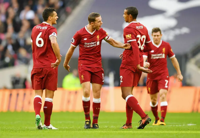 Đội trưởng Jordan Henderson (giữa) phản ứng sau những sai lầm của Dejan Lovren và Joel Matip. Ảnh: Getty Images