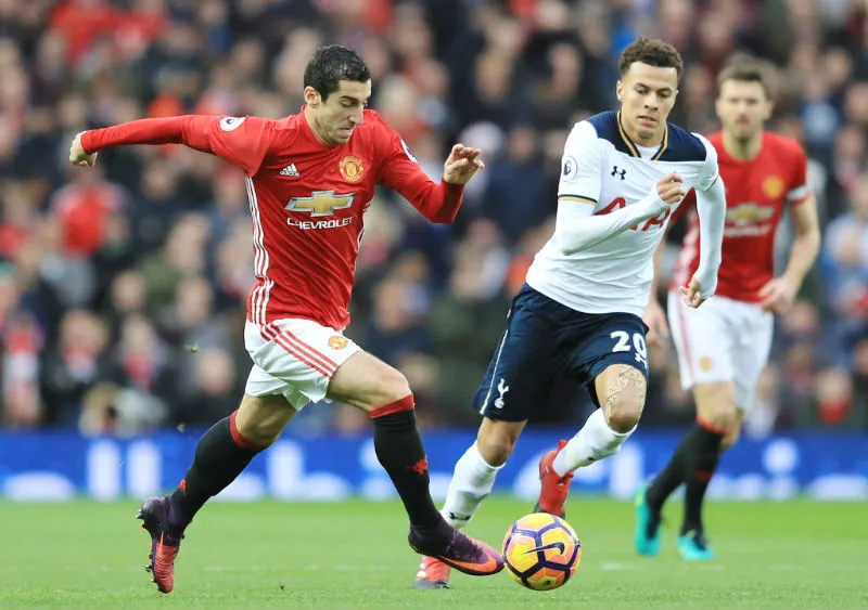 Henrikh Mkhitaryan (trái, Man.United) quyết đấu với Dele Alli (Tottenham). Ảnh: Getty Images