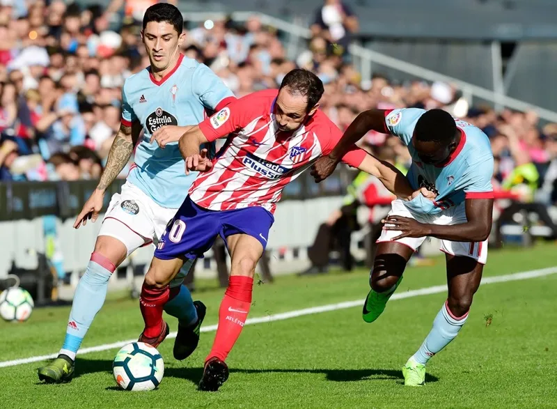 Juanfran (đỏ trắng) gây thất vọng ở hàng thủ. Ảnh: Getty Image.