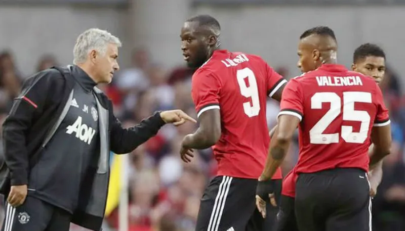 Khi Zlatan Ibrahimovic chưa trở lại, bảo vệ Romelu Lukaku (giữa) là cách tốt nhất để Jose Mourinho tránh cánh đối mặt khủng hoảng hàng công. Ảnh: Getty Images
