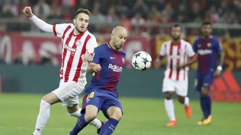 Barca (đỏ xanh) để Olympiacos cầm chân đầy tiếc nuối. Ảnh: Getty Images
