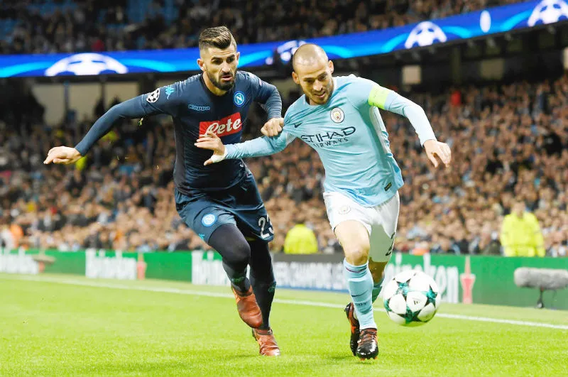 David Silva (phải) khi đối đầu Napoli ở lượt đi. Ảnh: Getty Images