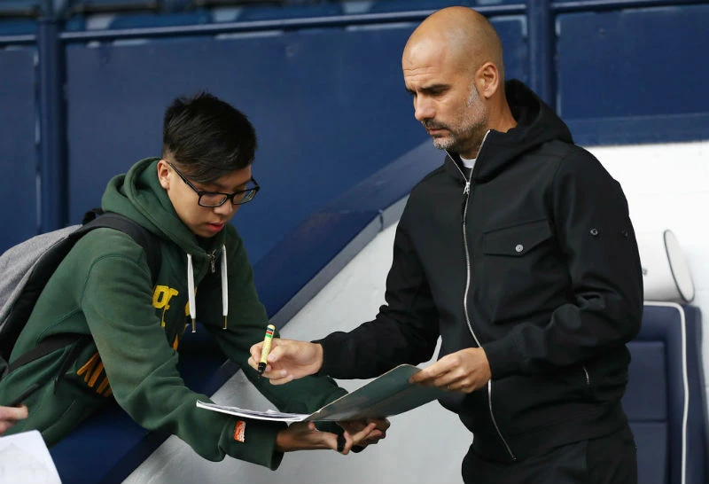 Pep Guardiola (phải) được tin tưởng là người mang lại thành công cho Man.City. Ảnh: Getty Images