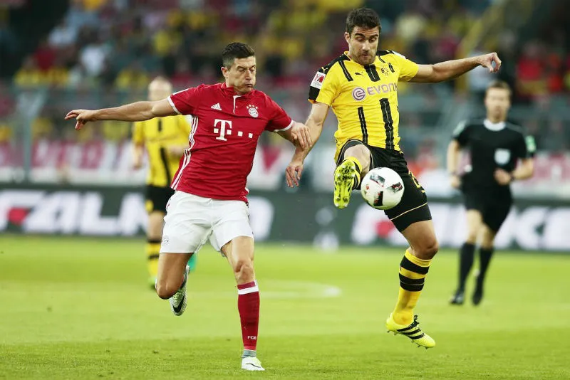 Sự trở lại của Robert Lewandowski (trái) sẽ tiếp thêm sức mạnh cho hàng công của Bayern Munich trong trận gặp Dortmund. Ảnh: Getty Images