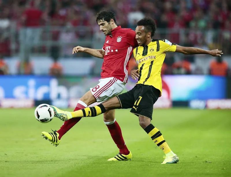 Liệu sức nóng của trận “kinh điển” có giúp tiền đạo Pierre-Emerick Aubameyang của Dortmund (phải) kết thúc cơn khô hạn bàn thắng? Ảnh: Getty Images