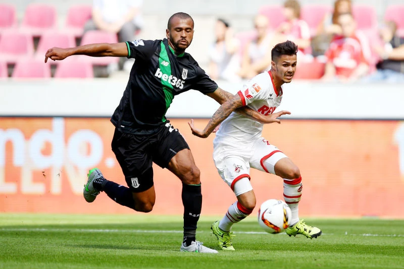 Dionatan Teixeira (trái) trong màu áo Stoke City.