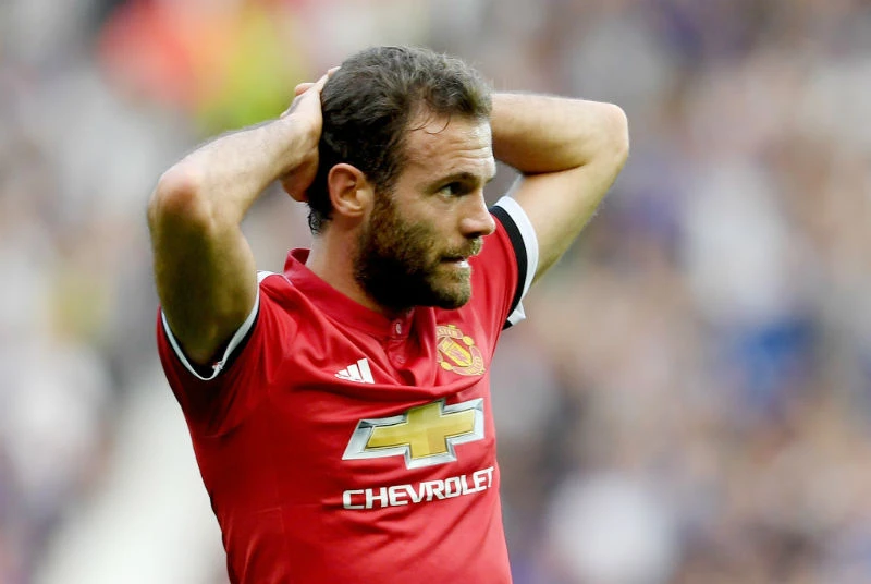 Juan Mata có lẽ cũng nên thất vọng với bản thân. Ảnh: Getty Images