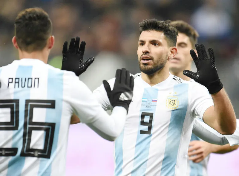 Sergio Aguero (trái) mừng bàn thắng trong màu áo đội tuyển. Ảnh: Getty Images