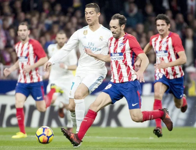Real (trắng) chia điểm với Atletico. Ảnh: Getty Images