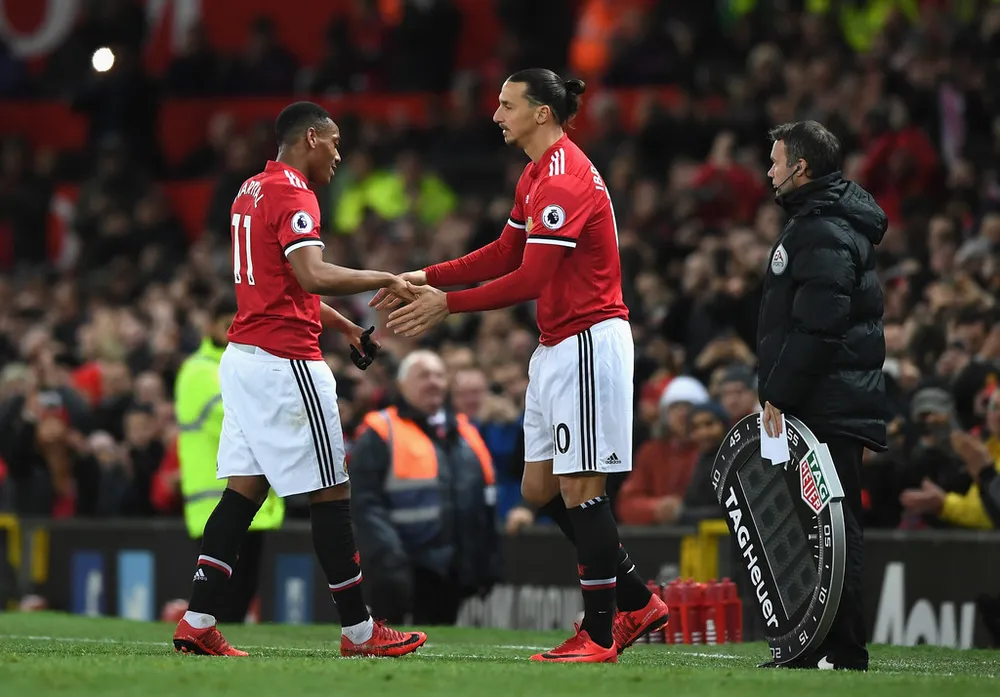 Anthony Martial (trái) thất vọng khi nhường sân cho Zlatan Ibrahimovic, liệu thời gian tới sẽ là Romelu Lukaku?