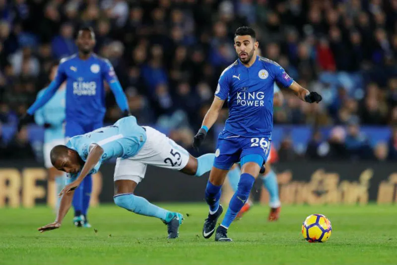 Riyad Mahrez với pha tranh chấp mạnh mẽ khi đối đầu Man.City mới đây. Ảnh: Getty Images
