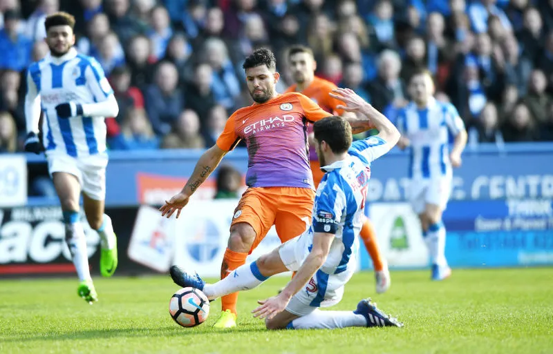 Sergio Aguero (trái) và Man.City từng bế tắc tại Huddersfield Town ở mùa qua. Ảnh: Getty Images