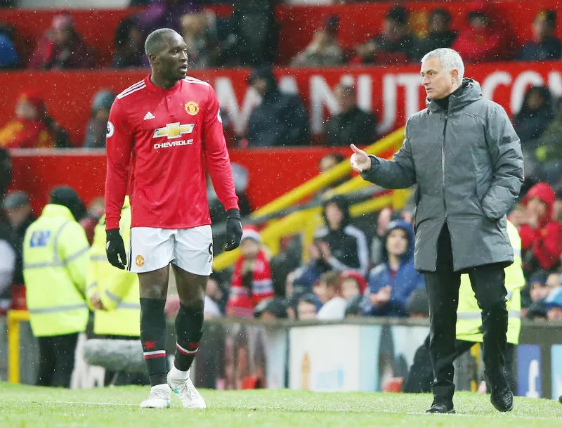 HLV Jose Mourinho đối mặt nguy cơ mất Romelu Lukaku 3 trận. HLV Pep Guardiola phấn khích ăn mừng chiến thắng. Ảnh: Getty Images
