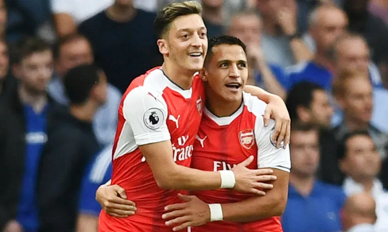 Alexis Sanchez (phải) và Mesut Oezil sẽ không rời trong tháng Giêng. Ảnh: Getty Images