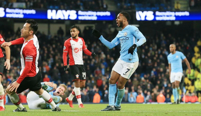 Raheem Sterling dõi theo đường bóng quyết định. Ảnh: Getty Images 