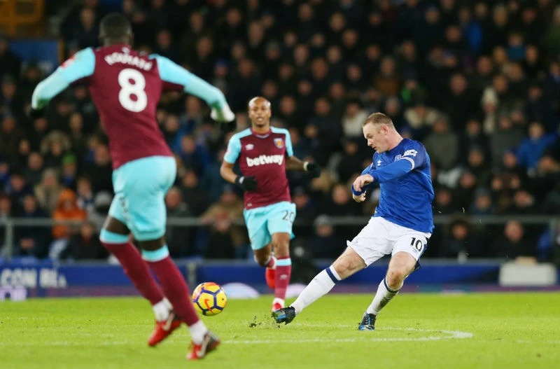 Khoảng khắc lập siêu phẩm của Wayne Rooney. Ảnh: Getty Images 