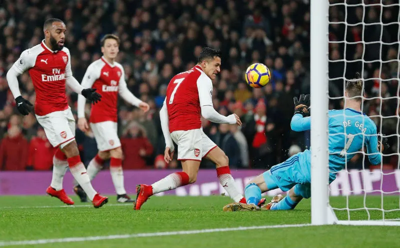 David de Gea trong “cú đúp” cản phá khó tin sau nỗ lực liên tiếp từ Alexandre Lacazette và Alexis Sanchez (giữa). Ảnh: Getty Images 