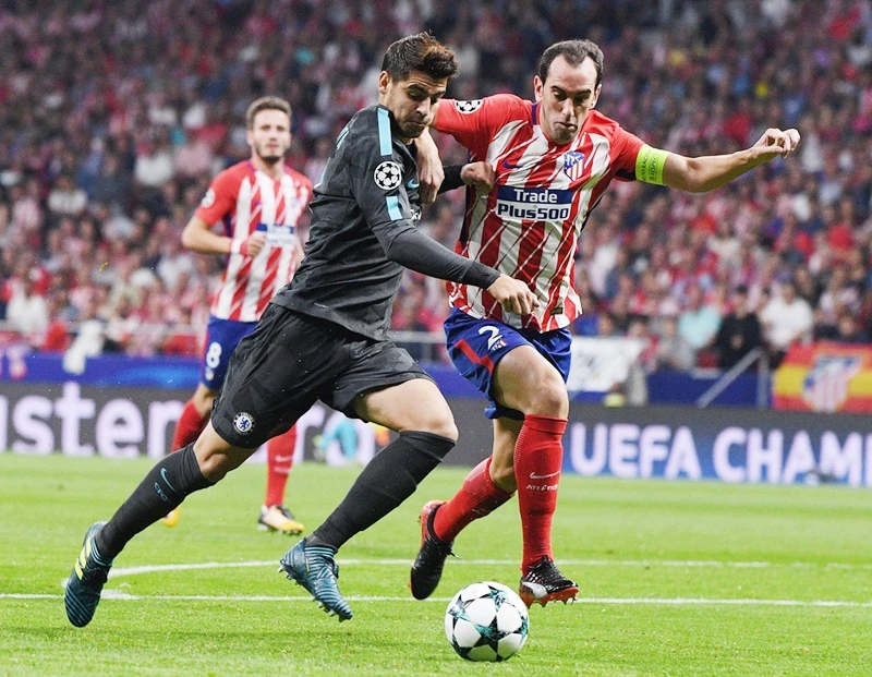 Atletico (đỏ trắng) sẽ gặp vất vả trước Chelsea. Ảnh: Getty Images