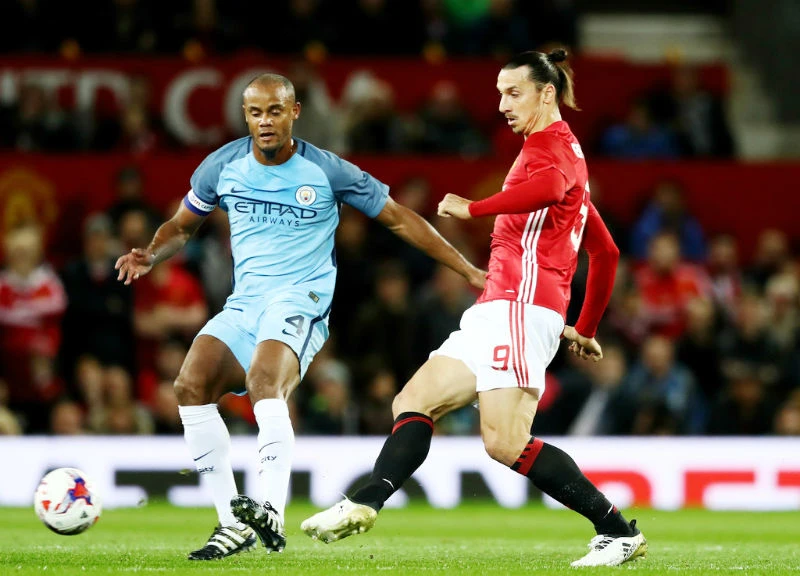 \Vincent Kompany (trái) tranh bóng với Zlatan Ibrahimovic ở trận derby Manchester. Ảnh: Getty Images 