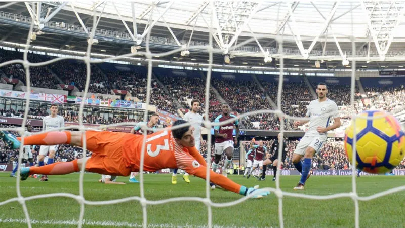 Thibaut Courtois bất lực cứu thua trước West Ham. Ảnh: Getty Images